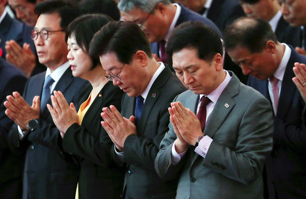 국민의힘 김기현 대표(오른쪽부터), 더불어민주당 이재명 대표, 정의당 이정미 대표가 27일 서울 종로구 조계사에서 열린 불기 2567년 부처님오신날 봉축법요식에서 합장하고 있다. [대통령실통신사진기자단] ⓒ연합뉴스