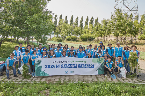 SPC 직원들이 23일 서울 서초구 반포한강공원에서 환경정화 봉사활동을 마친 뒤 기념촬영을 하고 있다. ⓒSPC