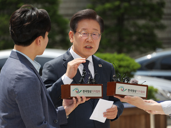 이재명 더불어민주당 대표가 지난 14일 서울 서초동 서울중앙지법에서 열리는 공직선거법 관련 재판에 출석하기에 앞서 취재진 앞에서 입장을 말하고 있다. ⓒ연합뉴스