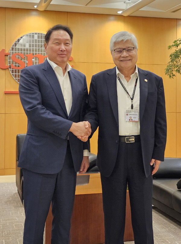 지난 6일(현지시간) 대만 타이베이 TSMC 본사에서 웨이저자 TSMC 회장 만난 최태원 회장 ⓒSK그룹