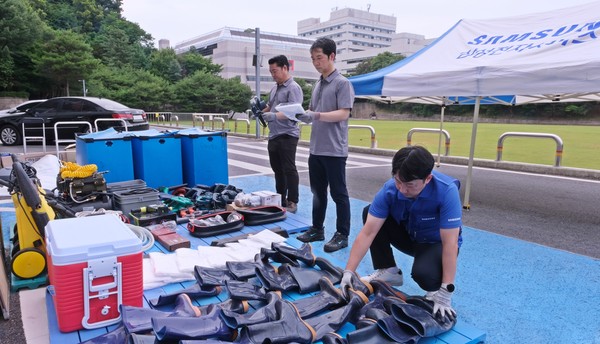 삼성전자 서비스 엔지니어들이 장마철을 대비해 '수해 복구 장비'를 사전 점검하는 모습 ⓒ삼성전자서비스