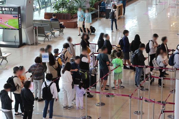 황금연휴를 앞둔 지난 3일 서울 강서구 김포공항 국내선 청사에서 여행객 등이 대기하고 있다. ⓒ연합뉴스