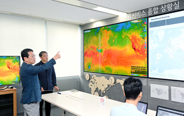 LG전자 조주완 대표이사 사장이 지난 9일 서울 마곡 LG사이언스파크 해외서비스 종합상황실에서 50여개 해외 법인의 서비스 운영 지표를 점검하고 있다. 조 CEO는 이날 AI와 디지털을 통해 고도화한 고객 서비스 시스템 현황 점검에 나섰다. 세계적으로 산불 및 폭우, 폭염 등의 잦은 이상기온 현상에 글로벌 고객의 불편을 방지하고자 해외 현황도 꼼꼼히 살폈다. ⓒLG전자