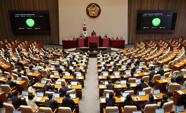 지난 5일 오후 국회에서 열린 본회의에서 야당 주도로 '노란봉투법'(노동조합·노동관계조정법 개정안)이 통과되고 있다. ⓒ연합뉴스