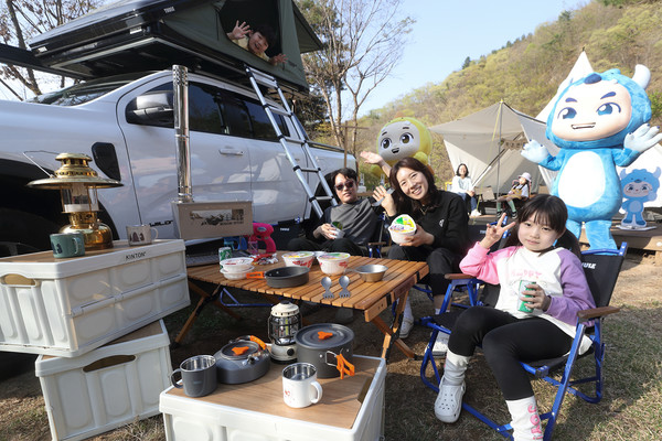 KT 가족 고객이 KT 전용 캠핑장에서 캠핑을 즐기고 있는 모습. ⓒKT