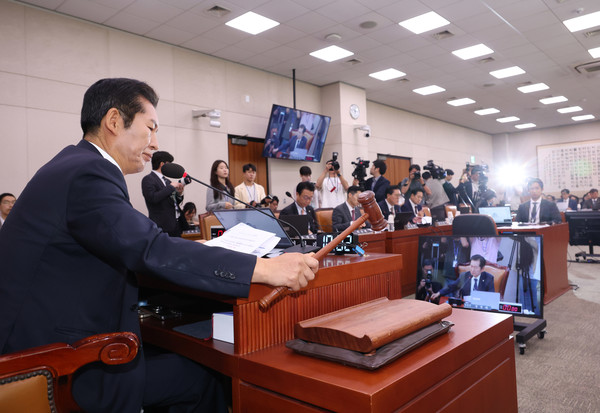 지난 23일 국회에서 열린 법제사법위원회에서 정청래 위원장이 의사봉을 두드리고 있다. ⓒ연합뉴스