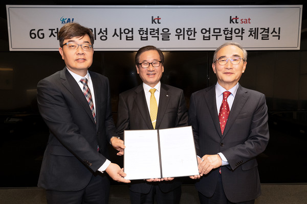 KT가 KT SAT, KAI와 함께 6G와 저궤도 위성 사업 협력을 위한 업무협약을 체결했다고 3일 밝혔다. 오른쪽부터 KT 김영섭 대표, KAI 대표이사 강구영 사장, KT SAT 서영수 대표가 서울 종로구 KT광화문빌딩 이스트에서 업무협약을 체결하고 기념 촬영을 하고 있다. ⓒKT